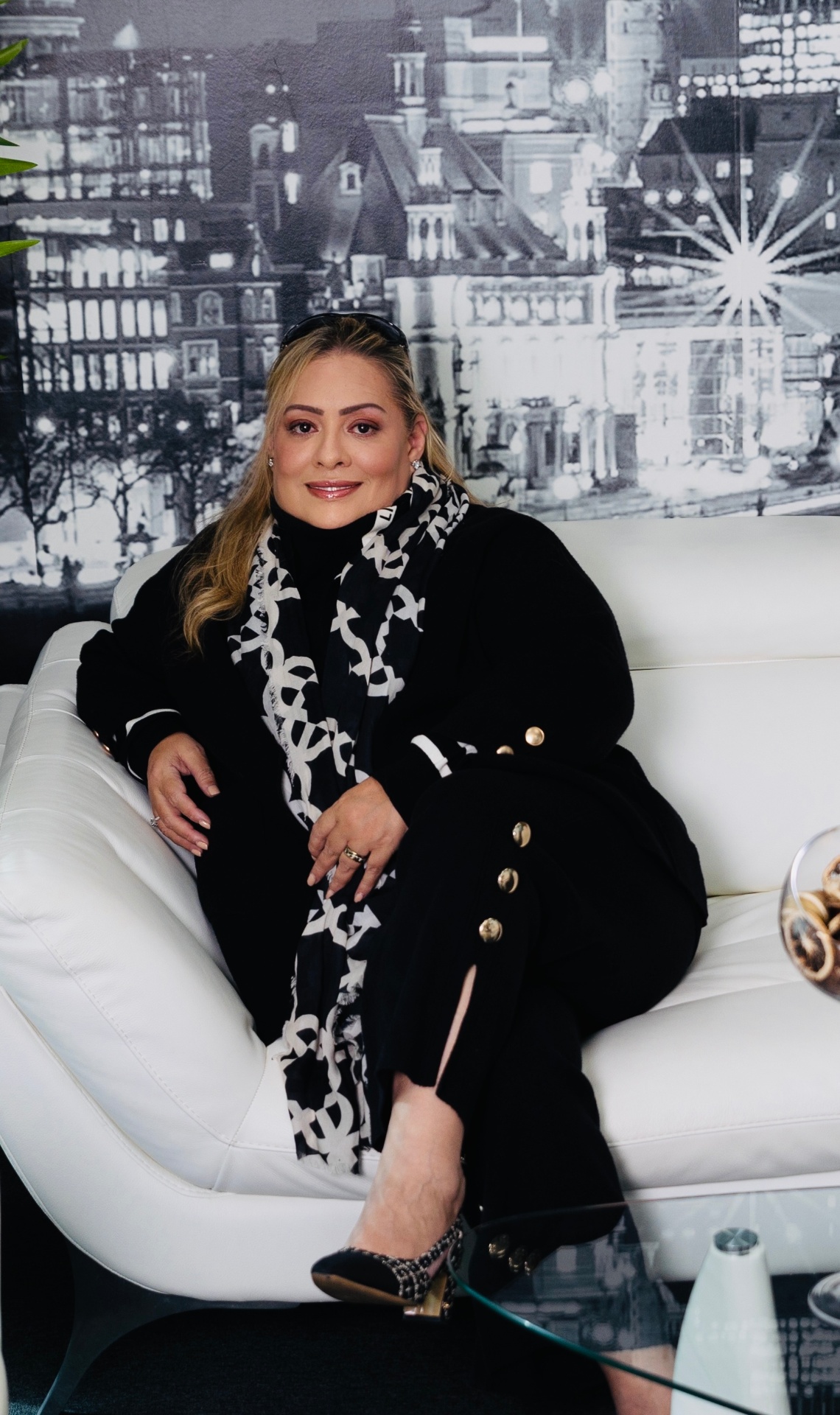 Yeidy Ramírez — Retrato editorial con telón de fondo londinense