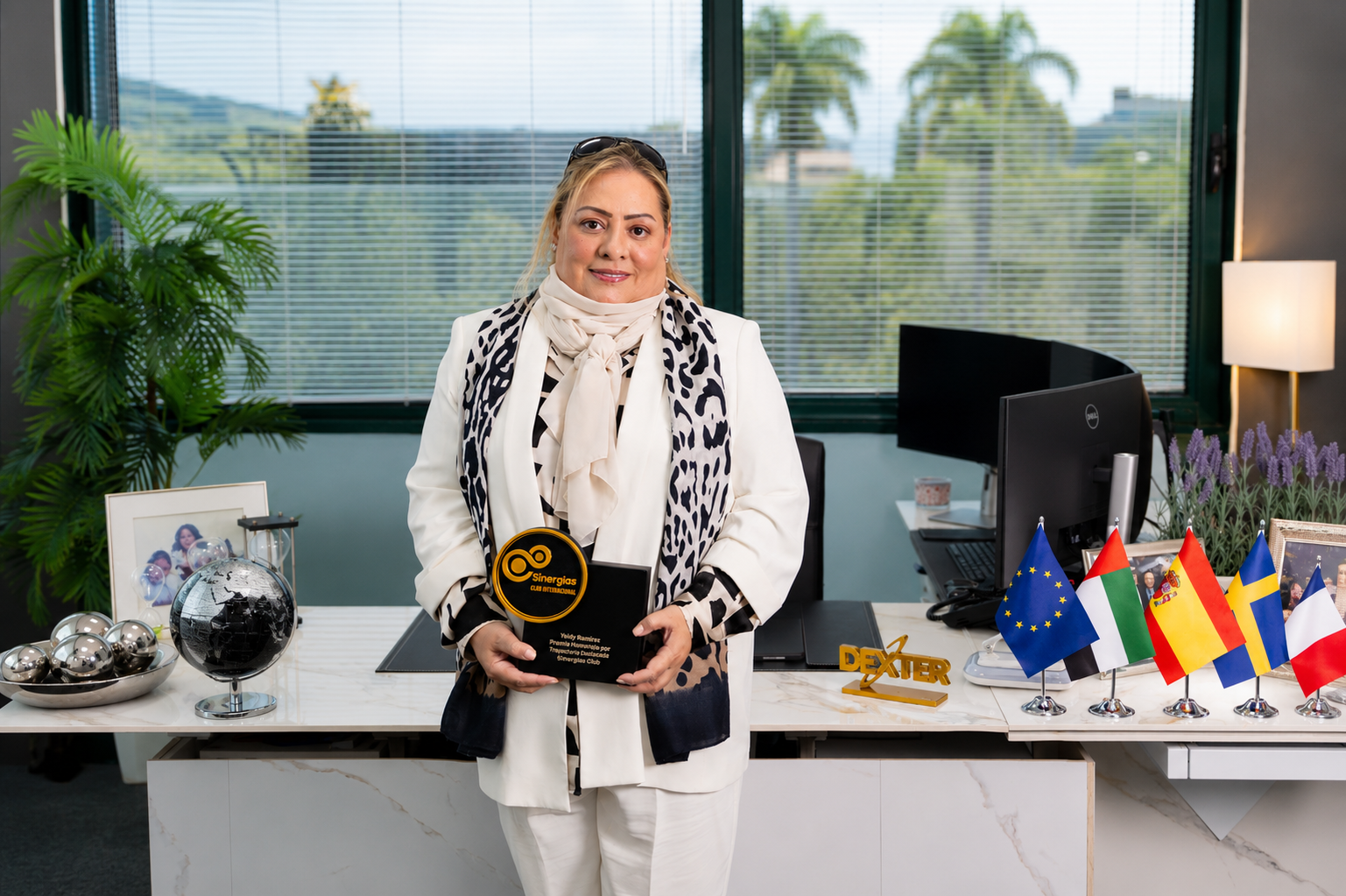 Yeidy Ramírez recibiendo el Premio Honorífico de Sinergias Club Internacional