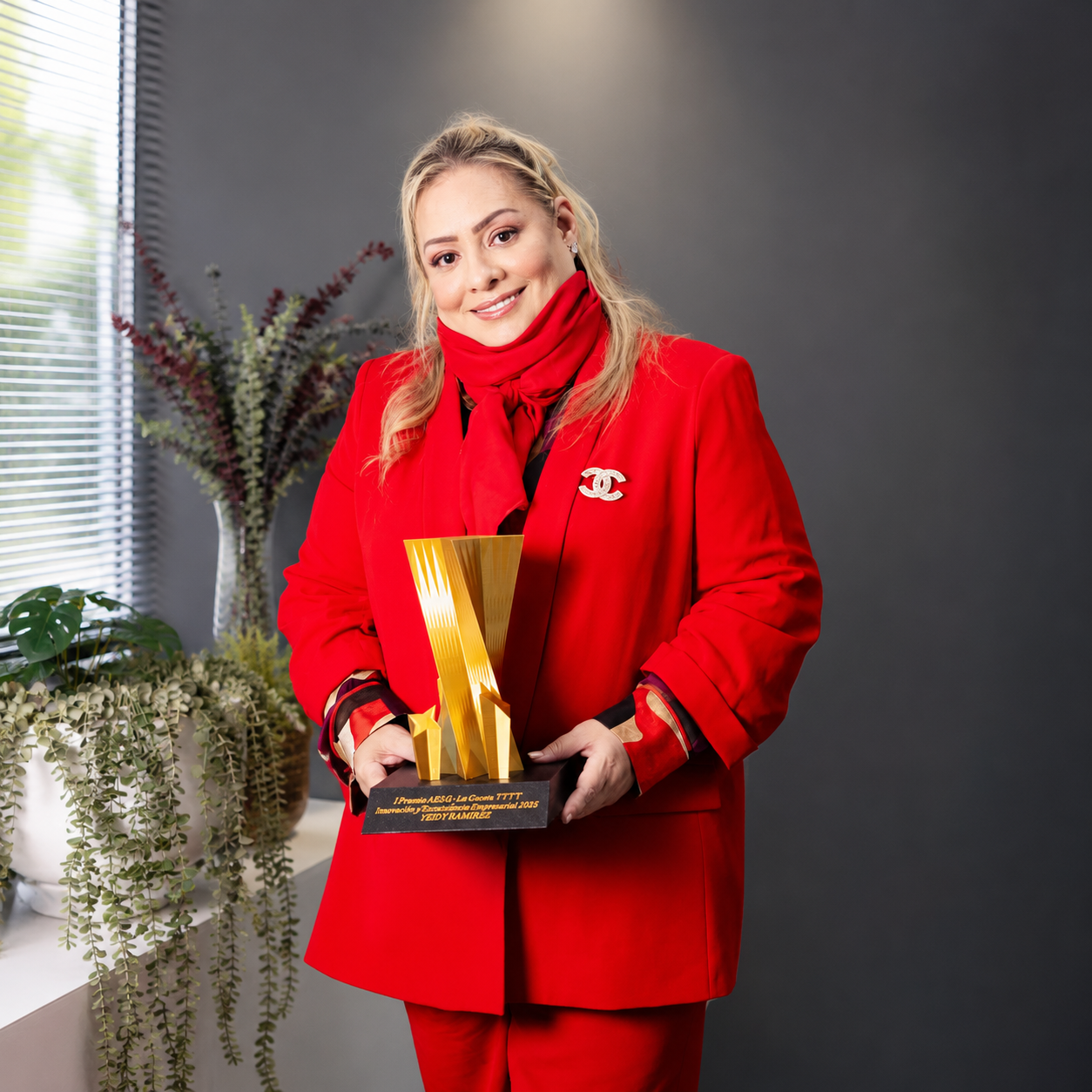 Yeidy Ramírez con el premio AESG Innovación y Excelencia Empresarial 2025