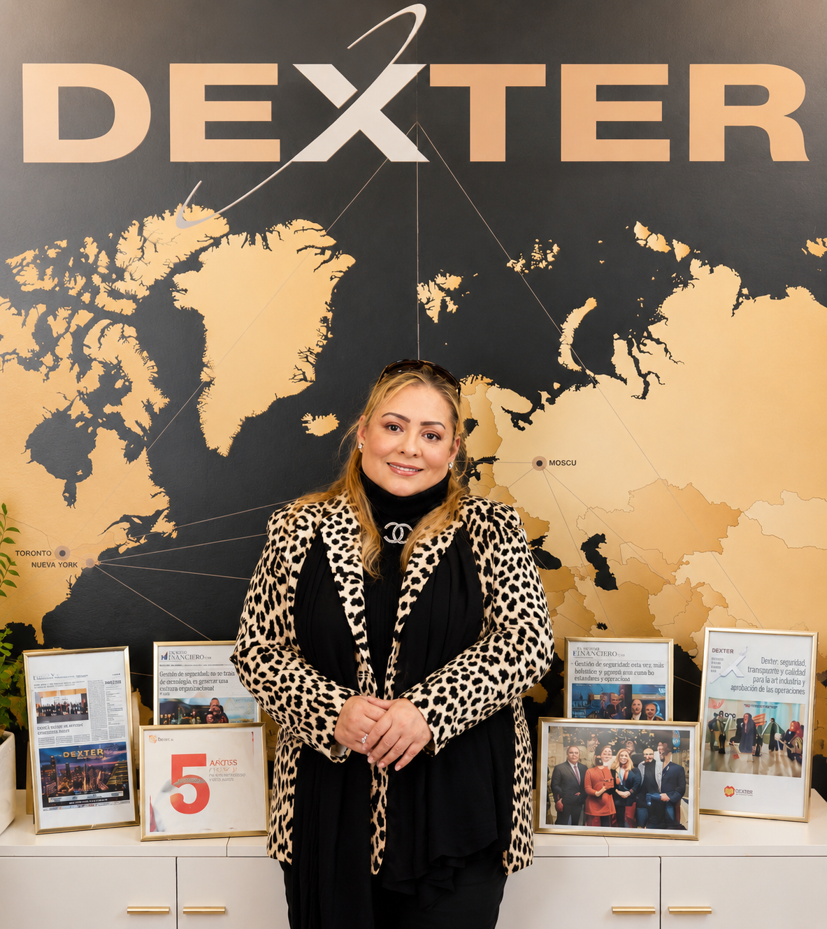 Yeidy Ramírez frente al mural Dexter Global Finance