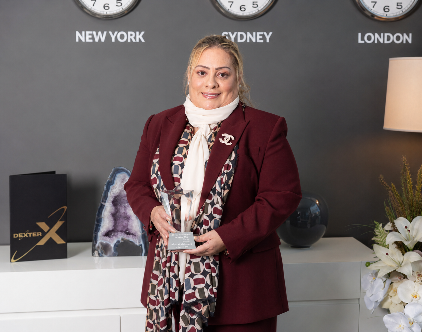 Yeidy Ramírez con galardón corporativo entregado por Marcas Que Enamoran