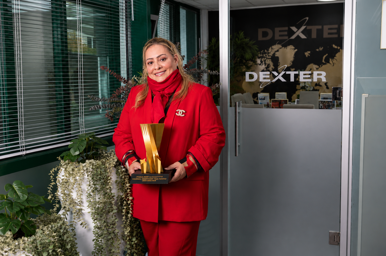 Yeidy Ramírez frente a la sede Dexter, reconocida como líder visionaria global